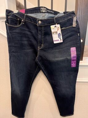 Levi’s Strauss Signature Women’s Slim Straight Capri Jeans- Dark Blue Wash